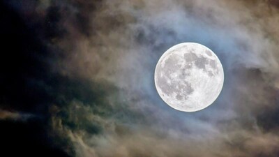 Who Owns the Moon? A New Power Struggle Emerges in Space History!