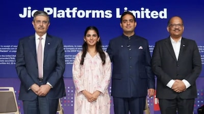 ஆகாஷ் அம்பானி, இஷா அம்பானியுடன் உதய் கோடக்