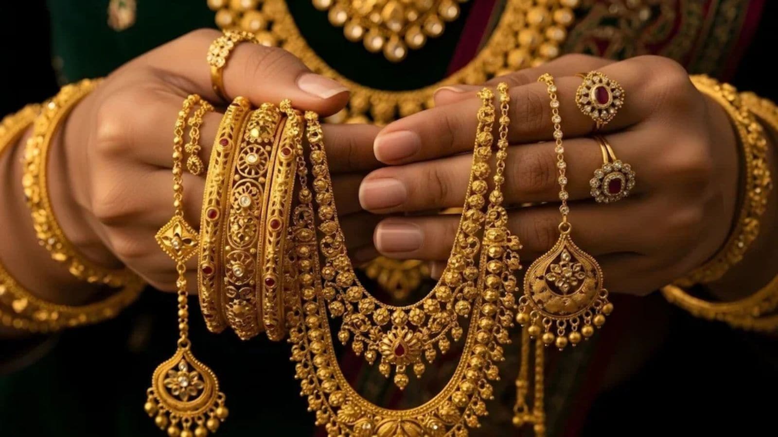 நேற்றைய நிலவரப்படி, 22 காரட் தங்கம் விலை கிராமுக்கு ரூ.155 குறைந்து ஒரு கிராம் ரூ.13,040க்கும், சவரனுக்கு ரூ.1,240 குறைந்து ஒரு சவரன் ரூ.1,04,320க்கும் விற்பனை செய்யப்பட்டது.
