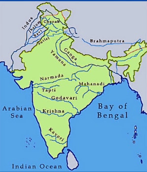 பொதுவாக பீடபூமிகளிலும், மலைத் தொடர்களிலும் உருவாகும் ஆறுகள் கிழக்கு நோக்கு பாய்ந்து வங்ககடலில் கலக்கும். உதாரணமாக, கிருஷ்ணா, மாகாநதி, கோதாவரி ஆகியவற்றை எடுத்துக் கொள்ளலாம். ஆனால், இந்த போக்கு மால்வா பீடபூமியில் உருவாகும் ஆறுகளுக்கு பொருந்துவதில்லை. உதாரணமாக, மால்வாவுக்குத் தெற்கே உள்ள அமர்கண்டக் பீடபூமியில் நர்மதை நதி உருவாகிறது. இது விந்திய மற்றும் சாத்பூரா மலைத்தொடர்களுக்கு இடையே உள்ள பிளவுப் பள்ளத்தாக்கு (Rift valley) வழியாக, மேற்கு நோக்கிப் பாய்ந்து அரபிக்கடலில் சென்றடைகிறது. நர்மதை நதிக்குத் தெற்கே பாயும் மற்றொரு முக்கிய நதி தபதி. இது மத்தியப் பிரதேசத்தின் பெதுல் மாவட்டத்தில் உள்ள 'மூல்தாய்' என்ற இடத்தில் உற்பத்தியாகிறது. நர்மதையைப் போலவே இதுவும் பிளவுப் பள்ளத்தாக்கில் மேற்கு நோக்கிப் பாய்ந்து, சுமார் 724 கி.மீ தூரம் பயணித்து அரபிக்கடலில் கலக்கிறது.