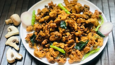 mushroom onion pakoda