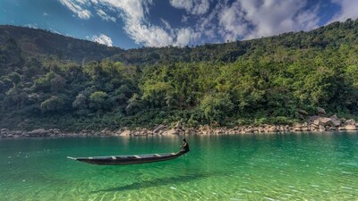 மேகாலயாவில் உள்ள டாவ்கி அருகே பாயும் உமாங்கோட் ஆறு, அதன் மிகவும் தூய்மையான மற்றும் ஒளிபுகும் நீருக்காகப் பெயர் பெற்றது. மேகாலயா சுற்றுலாத் துறை இதை இந்தியாவின் மிகத் தூய்மையான ஆறுகளில் ஒன்றாக விவரிக்கிறது; இதன் நீர் மிகவும் தெளிவாக இருப்பதால், ஆற்றின் அடியில் கிடக்கும் கற்களைக் கூடத் தெளிவாகக் காண முடியும். டாவ்கியில் உள்ள உமாங்கோட் ஆற்றைப் பற்றியும், அதன் அழகு தொடர்பான சிறப்பு உண்மைகளையும் தெரிந்து கொள்ளுங்கள்.
