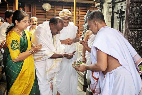 పూజలు నిర్వహిస్తున్న కుమారస్వామి (File)