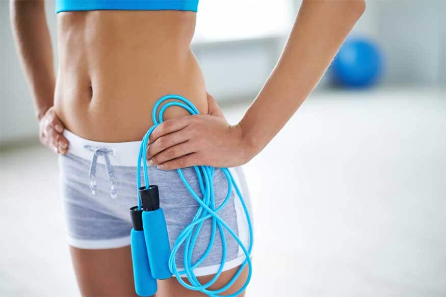  3. Tricep stair dip : ముందు కింది నుంచి రెండవ లేదా మూడవ మెట్టుమీద కూర్చోవాలి. కూర్చున్న మెట్టుపై రెండు అరచేతులూ పెట్టి, చేతులపై బరువు వేసి నడుము భాగాన్ని పైకి ఎత్తాలి. మెట్ల నుంచి శరీరం మొత్తం పైకి వచ్చేలా చూసుకోవాలి. పైకి లేచేటప్పుడు చేతులు నిటారుగా ఉండాలి. ఈ వ్యాయామాన్ని కనీసం 10 సార్లు చేయాలి.