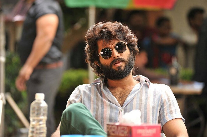 Vijay Devarakonda Marriage proposal.. wants to Marry Kakinada Girl.. ఏంటి విజయ్ దేవరకొండ పెళ్లి చేసుకుంటున్నాడా..? అమ్మో ఈ విషయం తెలిసి ఎంతమంది అమ్మాయిల గుండెలు బెలూన్స్లా పేలిపోతాయో కదా.. ఎందుకంటే ఇప్పుడు విజయ్ దేవరకొండ తెలుగు ఇండస్ట్రీలో మోస్ట్ ఎలిజిబుల్ బ్యాచ్లర్. ఈయన తనకు కాబోయే అమ్మాయి ఎలా ఉండాలో చెప్పాడు. పైగా తనకు ఏ ఊరు అమ్మాయి కావాలో కూడా క్లారిటీ ఇచ్చాడు విజయ్. vijay devarakonda age,vijay devarakonda marriage,vijay devarakonda dear comrade,vijay devarakonda kakinada girl,vijay devarakonda pelli,vijay devarakonda pelli choopulu,vijay devarakonda,telugu cinema,విజయ్ దేవరకొండ,విజయ్ దేవరకొండ పెళ్లి,విజయ్ దేవరకొండ కాకినాడ అమ్మాయి,విజయ్ దేవరకొండ పెళ్లి,విజయ్ దేవరకొండ డియర్ కామ్రేడ్,డియర్ కామ్రేడ్ షూటింగ్,తెలుగు సినిమా