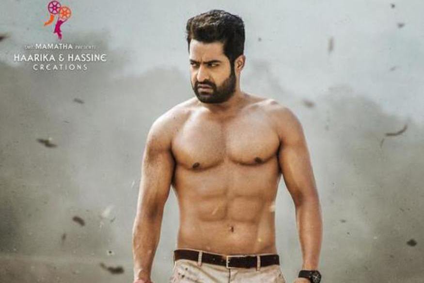 ఎన్టీఆర్ సిక్స్ ప్యాక్.. ఫ్యాన్ ఫ్యామిలీ ప్యాక్.. ntr fan crazy flexy goes viral in social media..