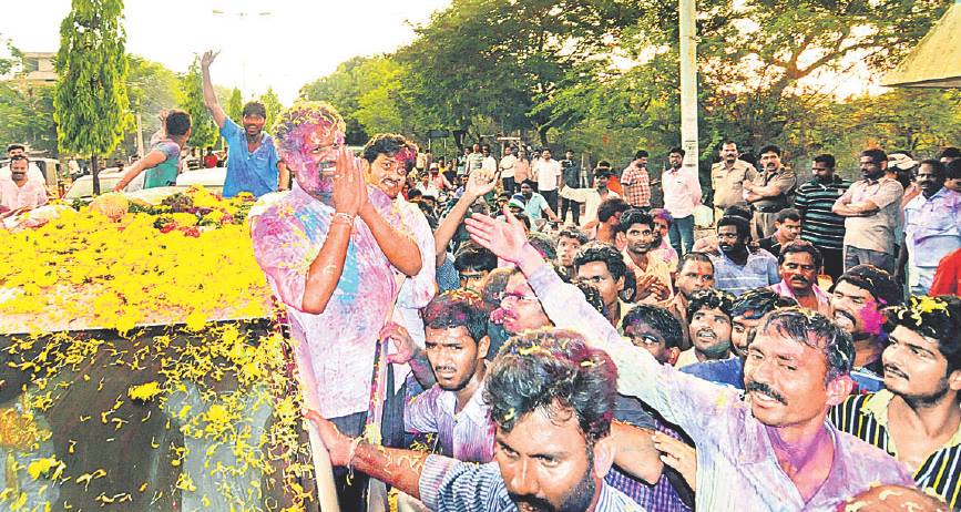 2014 ఎన్నికల్లో గెలిచిన ఆనందంలో చెవిరెడ్డి భాస్కర్ రెడ్డి