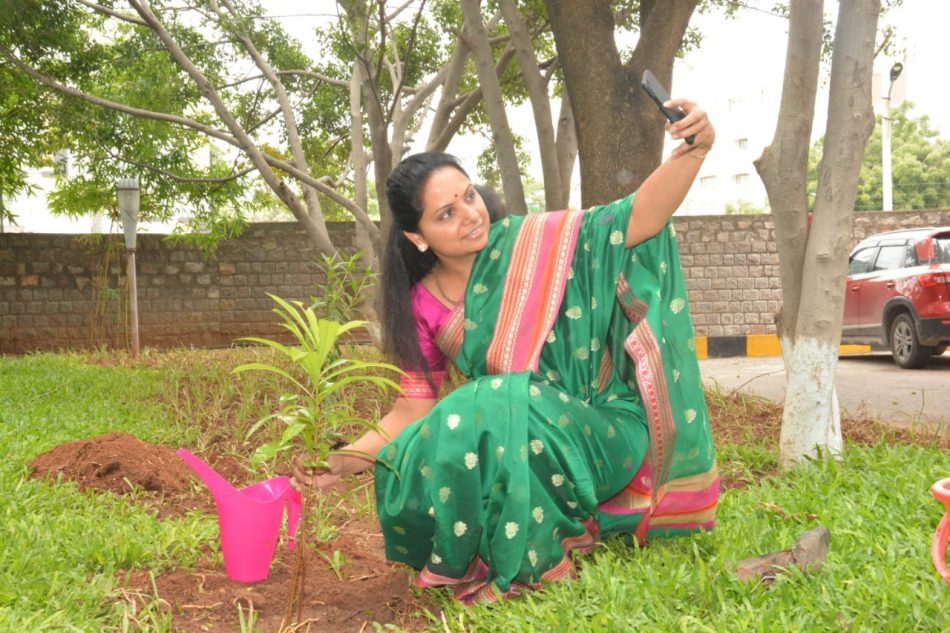గ్రీన్ ఛాలెంజ్లో భాగంగా మొక్కనాటిన ఎంపీ కవిత