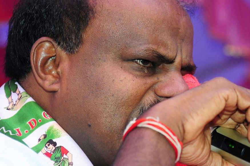 కన్నీరుపెట్టిన కుమారస్వామి (PTI)