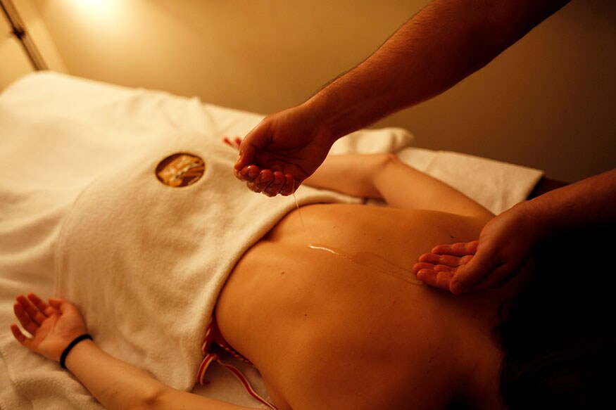  ఈ దాడుల్లో వెస్ట్ బెంగాల్‌, నేపాల్ కు చెందిన 4గురు అమ్మాయిలతోపాటు విటులను రెడ్ హ్యాండెడ్‌గా పోలీసులు పట్టుకున్నారు. ఈ క్రమంలోనే మసాజ్ సెంటర్ లో నిర్వహకుడు నితిన్, అందులో పనిచేసే బీహార్‌కు చెందిన రాజ్ కుమార్ ఠాకూర్‌లను పోలీసులు అదుపులోకి తీసుకుని విచారించగా, వారు నేరాన్ని అంగీకరించారు.