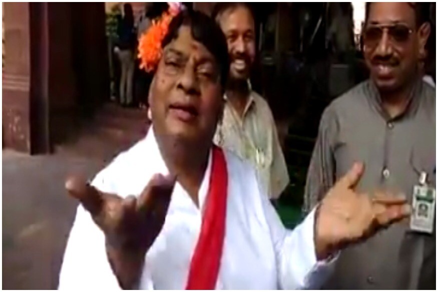 ఏపీకి న్యాయం చేయాలని డిమాండ్ చేస్తూ పార్లమెంటు ఆవరణలో హిజ్రా గెటప్లో ఎంపీ శివప్రసాద్ నిరసన
