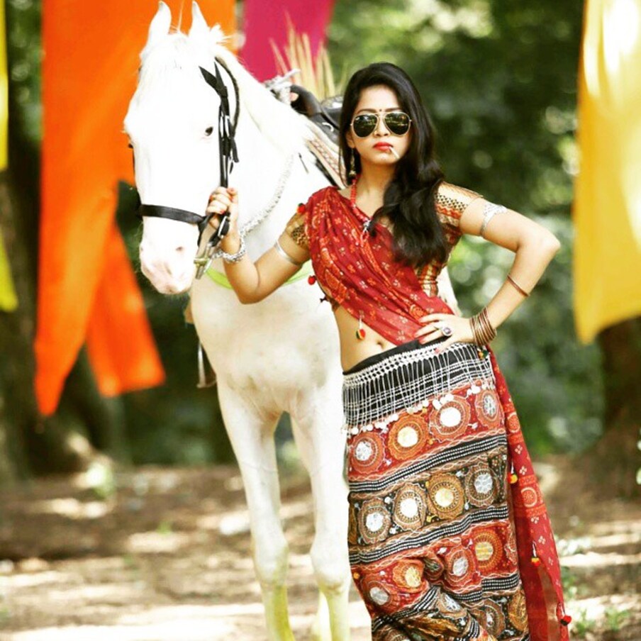  హాట్ ఫోటోలతో కుర్రాళ్ల మనసు దోచుకుంటున్న నబా నటేశ్ (instagram/nabhanatesh)