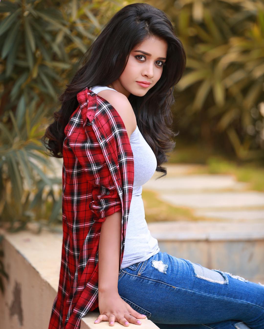 హాట్ ఫోటోలతో కుర్రాళ్ల మనసు దోచుకుంటున్న నబా నటేశ్ (instagram/nabhanatesh)