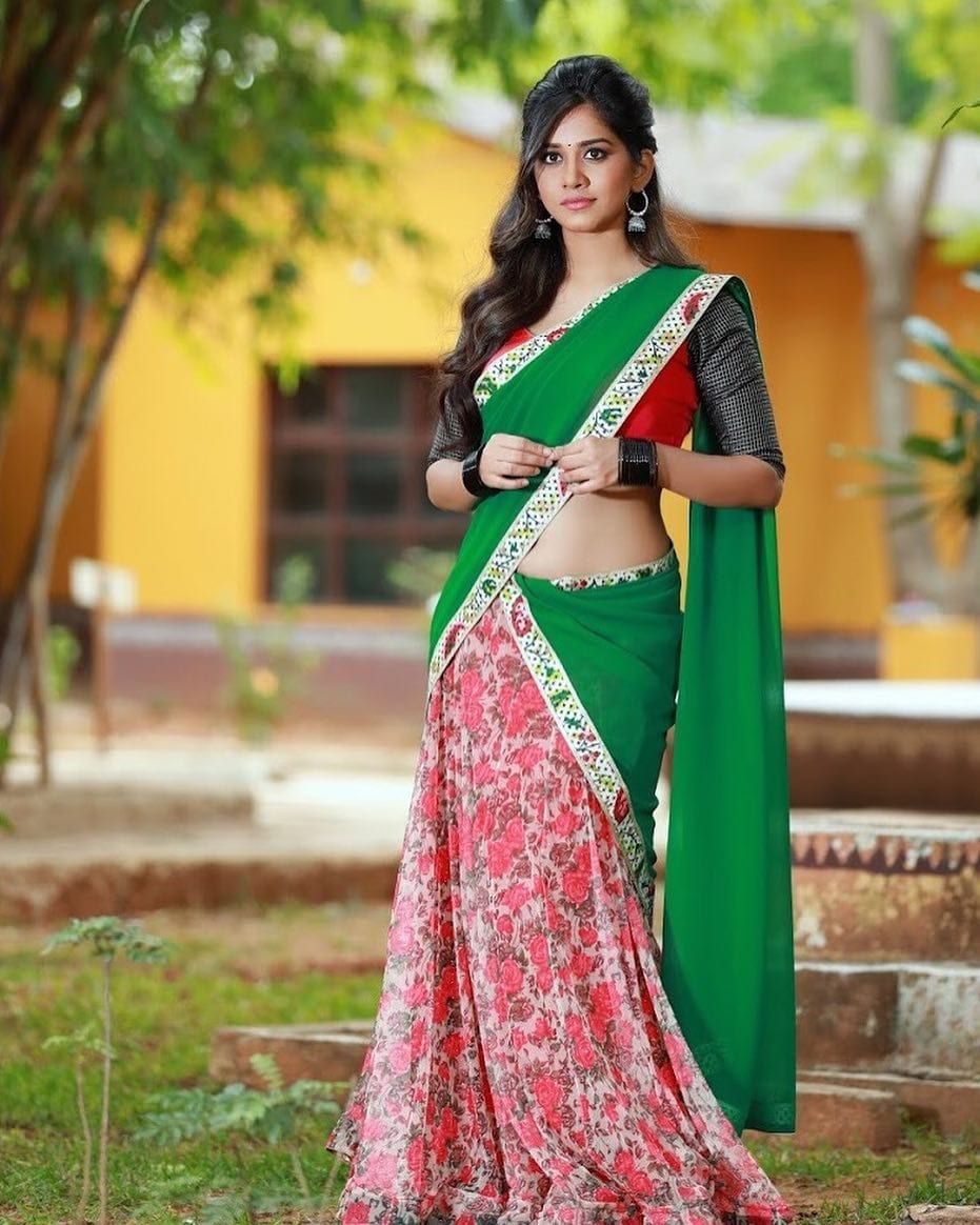 హాట్ ఫోటోలతో కుర్రాళ్ల మనసు దోచుకుంటున్న నబా నటేశ్ (instagram/nabhanatesh)