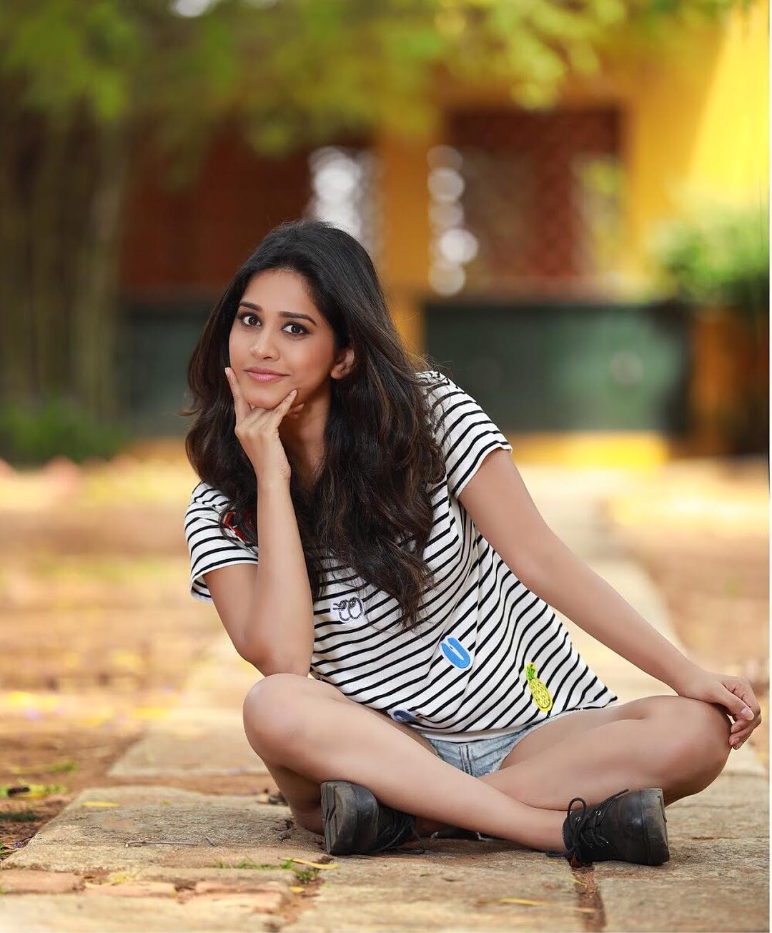 హాట్ ఫోటోలతో కుర్రాళ్ల మనసు దోచుకుంటున్న నబా నటేశ్ (instagram/nabhanatesh)