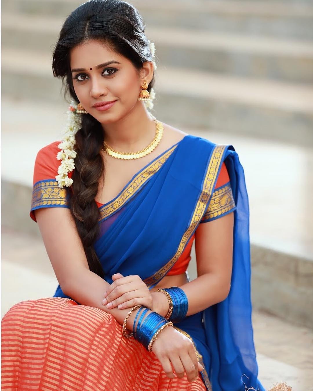 హాట్ ఫోటోలతో కుర్రాళ్ల మనసు దోచుకుంటున్న నబా నటేశ్ (instagram/nabhanatesh)