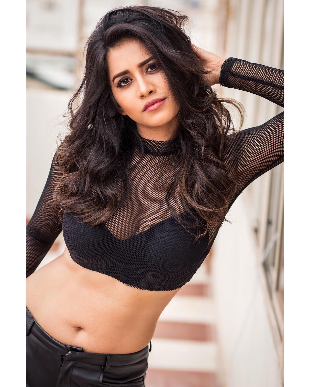 హాట్ ఫోటోలతో కుర్రాళ్ల మనసు దోచుకుంటున్న నబా నటేశ్ (instagram/nabhanatesh)