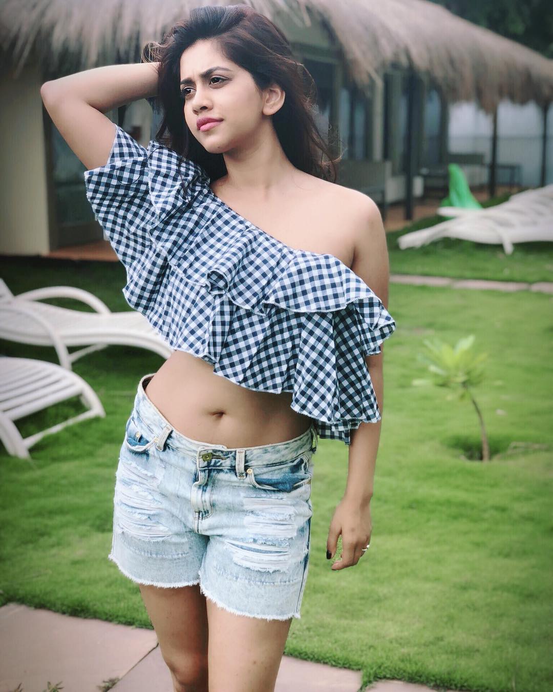హాట్ ఫోటోలతో కుర్రాళ్ల మనసు దోచుకుంటున్న నబా నటేశ్ (instagram/nabhanatesh)