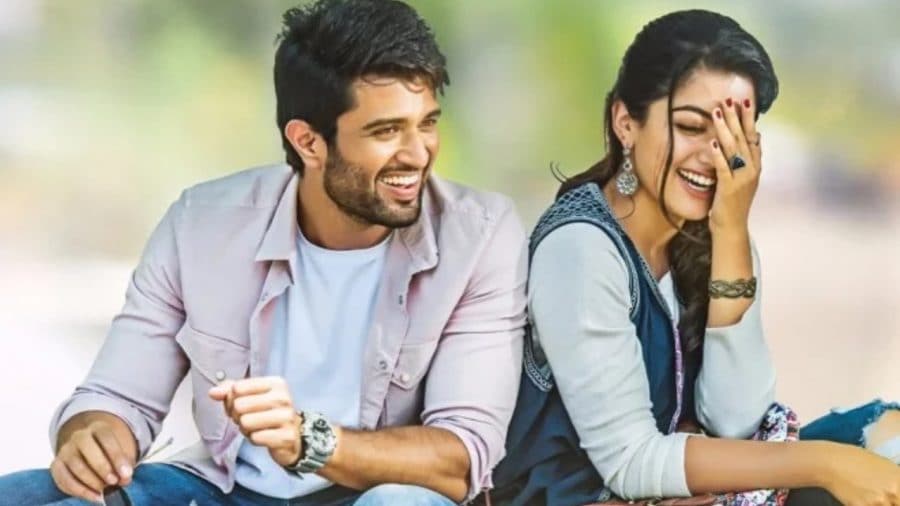 FlashBack2018: Top Hits Of 2018.. Rangasthalam is on the Top Place.. 2018 లో చాలామంది స్టార్ హీరోలు నిరాశపరచిన మాట వాస్తవమే. కానీ కొందరు మాత్రం బాక్సాఫీస్ను భారీగా కుమ్మేసారు. పెద్ద సినిమాలు ఈ సారి మంచి వసూళ్లు సాధించాయి. పైగా వాటికి దీటుగా చిన్న హీరోల సినిమాలు కూడా కలెక్షన్ల ప్రభంజనం సృష్టించాయి. మరి 2018లో బాక్సాఫీస్ విజేతలుగా నిలిచిన ఆశ్రమాల వివరాలు ఏంటో చూద్దాం.. 2018 top hits movies,2018 top telugu hit movies,2018 top telugu movies,rangasthalam top movie,2018 telugu blockbusters,telugu cinema,తెలుగు సినిమా,2018 తెలుగు హిట్స్,2018 తెలుగు హిట్స్,రంగస్థలం తెలుగు టాప్ హిట్,తెలుగు సినిమా విజయాలు 2018,తెలుగు బ్లాక్ బస్టర్స్ 2018