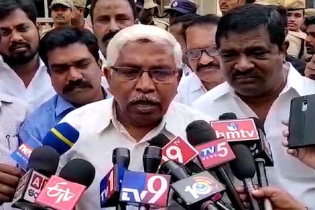 TelanganaBandh : కోదండరాం అరెస్ట్.. డిపోల ముందు కార్మికుల నిరసనలు.. TelanganaBandh : కోదండరాం అరెస్ట్.. డిపోల ముందు కార్మికుల నిరసనలు..