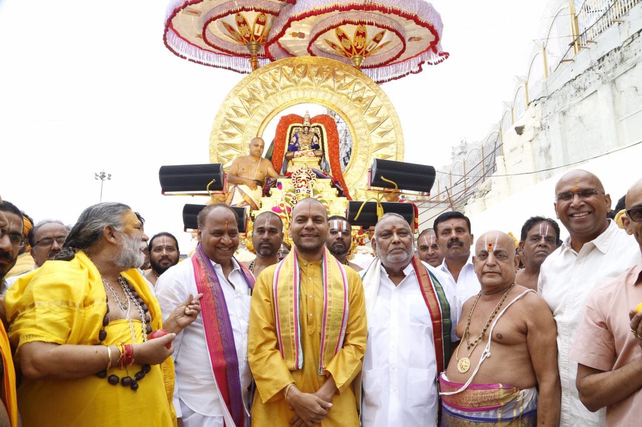 తిరుమల శ్రీవారి బ్రహ్మోత్సవాల్లో పాల్గొన్న టీటీడీ అధికారులు