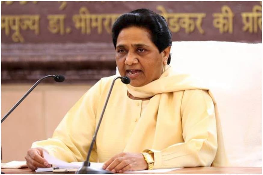 Reason behind akilesh Yadav avoid meeting with Telangana CM KCR అఖిలేష్ యాదవ్ కేసీఆర్ను కలవకపోవడం వెనుక కారణం అదేనా ? ఉత్తరప్రదేశ్కు చెందిన సమాజ్ వాదీ పార్టీ కేసీఆర్ ప్రతిపాదిస్తున్న ఫెడరల్ ఫ్రంట్ విషయంలో ఎటూ తేల్చుకోలేకపోతోందని తెలుస్తోంది. లోక్ సభ ఎన్నికల్లో బీఎస్పీతో కలిసి పోటీ చేసేందుకు సిద్ధమైన అఖిలేష్ యాదవ్... ఈ అంశంపై ముందుగా మాయావతితో చర్చించిన తరువాతే నిర్ణయం తీసుకుంటే బాగుంటుందనే అభిప్రాయంతో ఉన్నట్టు సమాచారం.