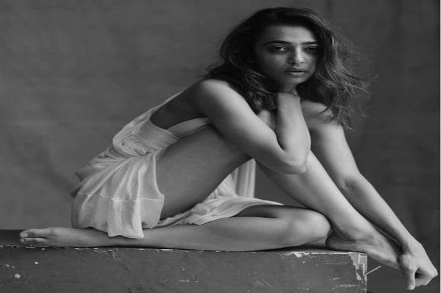 Radhika Apte sensational comments on Hero Vikram.. కొందరు హీరోయిన్లకు సినిమాలతో వచ్చిన క్రేజ్ కంటే కూడా కాంట్రవర్సీలతో వచ్చిన క్రేజ్ ఎక్కువగా ఉంటుంది. ఈ లిస్ట్ లో అందరికంటే ముందు ఉంటుంది రాధికాఆప్టే. ఈమె ఇప్పటి వరకు డజన్ సినిమాలు కూడా చేయలేదు. కానీ టాలీవుడ్ టూ బాలీవుడ్ వరకు ఎప్పుడూ సంచలనాలు సృష్టిస్తూనే ఉంటుంది రాధిక. ఇప్పుడు కూడా కాంట్రవర్సీ స్టేట్మెంట్స్తో మళ్లీ వార్తల్లో నిలిచింది ఈ ముద్దుగుమ్మ. radhika apte comments on vikram,radhika apte hotel,radhika apte south industry,radhika apte casting couch,hindi cinema,radhika apte,comments,exposing,hot comments,legend,controversy,telugu cinema,casting couch,రాధికా ఆప్టే కాస్టింగ్ కౌచ్,రాధికా ఆప్టే సౌత్ ఇండస్ట్రీ,రాధికా ఆప్టే విక్రమ్,రాధికా ఆప్టే హోటల్, తెలుగు సినిమా, కాస్టింగ్ కౌచ్,రాధికాఆప్టే, లెజెండ్,బాలయ్య,కాంట్రవర్సీ కమెంట్స్,హిందీ సినిమా