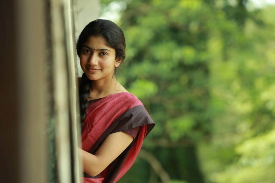 Sai Pallavi says she will never do marriage in her life.. Here the emotional reason why pk.. పాతికేళ్లు వచ్చాయంటే ఇంట్లో మొదలయ్యే తొలిప్రశ్న పెళ్లెప్పుడు అని..? ఇలాంటిది ఇప్పుడు సాయి పల్లవి ఏకంగా పెళ్లే చేసుకోనని స్టేట్మెంట్స్ ఇచ్చేసరికి ఇప్పుడు అందర్లోనూ ఆసక్తి మొదలైంది. అసలు సాయి పల్లవి ఏంటి.. పెళ్లికి దూరంగా ఉండటం ఏంటి..? sai pallavi,sai pallavi twitter,sai pallavi instagram,sai pallavi wedding,sai pallavi love marriage,sai pallavi marriage,sai pallavi says no to marriage,sai pallavi love failure,sai pallavi no to marriage reason,sai pallavi fidaa actress,sai pallavi ngk movie,reasons for sai pallavi no to marriage,sai pallavi marriage photos,sai pallavi rowdy baby song,fidaa actress sai pallavi,telugu cinema,సాయి పల్లవి,పెళ్లికి నో చెప్పిన సాయి పల్లవి,సాయి పల్లవి పెళ్లి,సాయి పల్లవి ప్రేమ విఫలం,సాయి పల్లవి రౌడీ బేబీ సాంగ్