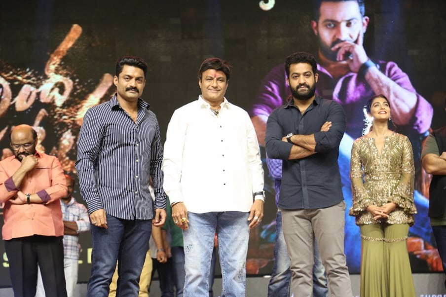  చాలా రోజుల తర్వాత ఒకే వేదికపై సందడి చేసిన నందమూరి కథానాయకులు