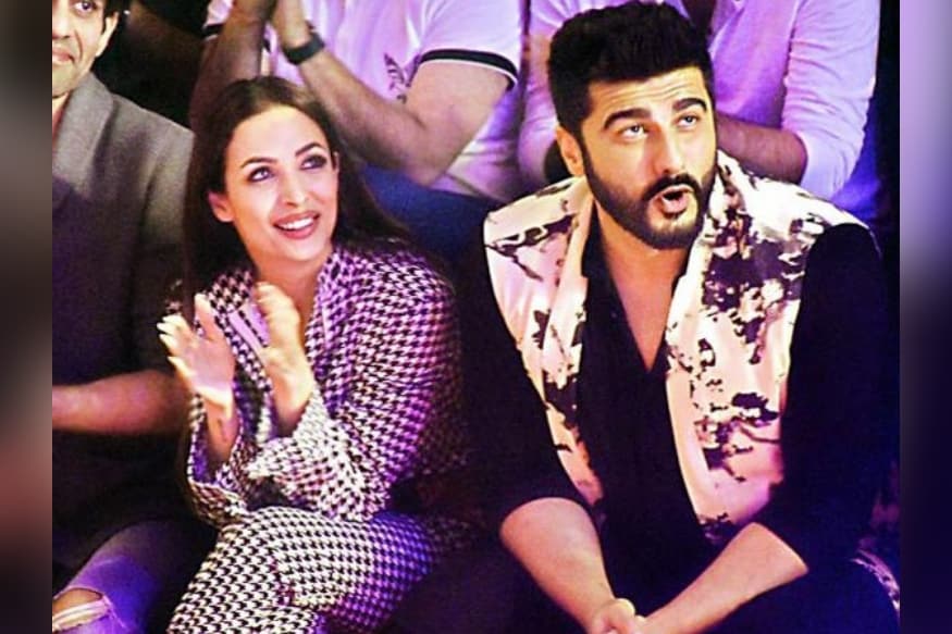 Malaika Arora and Arjun Kapoor relation in trouble because of her Driver kp.. ప్రేమ గుడ్డిది అంటారు కదా.. కాదు ప్రేమ గుడ్డిది మాత్రమే కాదు.. చెవిటిది.. మూగది.. కుంటిది కూడా. ప్రేమలో ఉన్న వాళ్లు ప్రపంచాన్ని పట్టించుకోరు.. వాళ్లకు ప్రపంచంతో పనుండదు అంటారు. నిజమే.. ఇప్పుడు అర్జన్ కపూర్ను చూస్తే ఇది నిజమే అనిపిస్తుంది. ఈయన కూడా ఇప్పుడు ప్రేమలో ఉన్నాడు. malaika arora arjun kpoor break up,malaika arora driver,malaika arora arjun kpoor age,malaika arora arjun kapoor youtube,malaika arora arjun kapoor news,malaika arora arjun kapoor marriage,malaika arora arjun kapoor relationship,malaika arora,arjun kapoor,malaika arora will marry arjun kapoor,malaika arjun kapoor marriage,arjun kapoor,అర్జున్ కపూర్ మలైకా అరోరా,మలైకా అరోరా అర్జున్ కపూర్ బ్రేకప్,మలైకా అరోరా డ్రైవర్,అర్జున్ కపూర్ మలైకా అరోరా,మలైకా అరోరా,మలైకాతో అర్జున్ కపూర్ పెళ్లి,2019లో అర్జున్ మలైకా పెళ్లి,