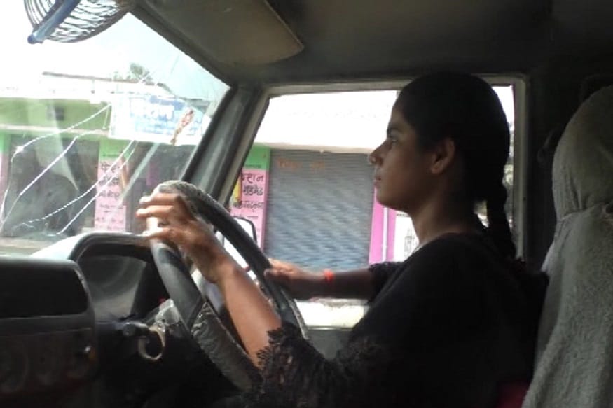 బండినే కాదు... కుటుంబాన్నీ నడిపిస్తున్న యువతి!, After father met with accident, Daughter became driver to earn money for family