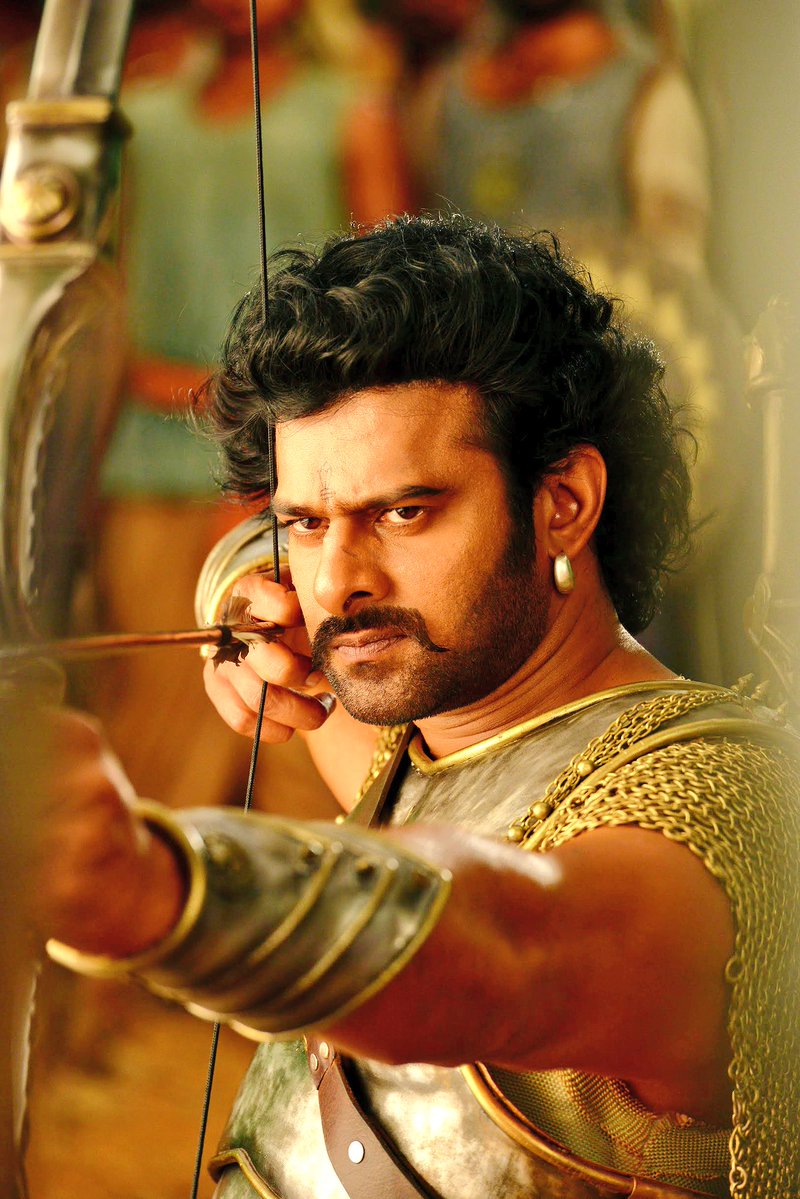 బాహుబలి రికార్డులు అందుకోవడం అంటే చిన్న విషయం కాదు. కష్టం అని తెలిసినా కూడా అందుకోడానికి అమీర్ ఖాన్ సై అంటున్నాడు. ఈయన నటిస్తోన్న థగ్స్ ఆఫ్ హిందుస్తాన్ నవంబర్ 8న విడుదల కానుంది. విజయ్ కృష్ణ ఆచార్య తెరకెక్కిస్తోన్న ఈ చిత్రంపై తెలుగు, తమిళ్ ఇండస్ట్రీల్లో కూడా భారీ అంచనాలున్నాయి. Thugs of Hindostan targeting Bahubali 2 records.. Thugs of Hindostan,aamir khan,katrina kaif, Thugs of Hindostan targeting Bahubali 2,rajamouli,prabhas,dangal,pk,థగ్స్ ఆఫ్ హిందుస్తాన్,అమీర్ ఖాన్,బాహుబలి 2,కత్రినా కైఫ్,విజయ్ కృష్ణ ఆచార్య,దంగల్,పీకే,రాజమౌళి