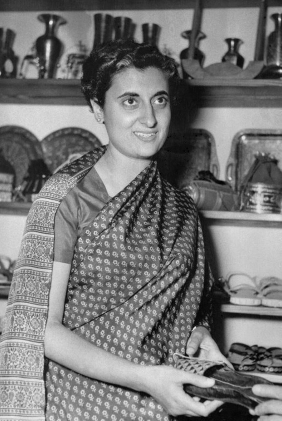  స్విట్జర్లాండ్ పర్యటనలో జ్యూరిచ్‌లో ఉన్న భారతీయ స్టోర్‌లో మాజీ ప్రధాని ఇందిరా గాంధీ (Image: AFP)