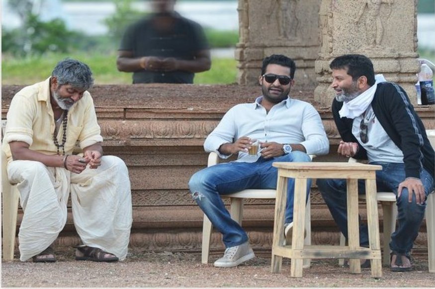 "అరవింద సమేత" ఫస్ట్ డే కలెక్షన్స్.. వీరరాఘవుడి ఊచకోత.. aravinda sametha veera raghava 1st day total ww collections..