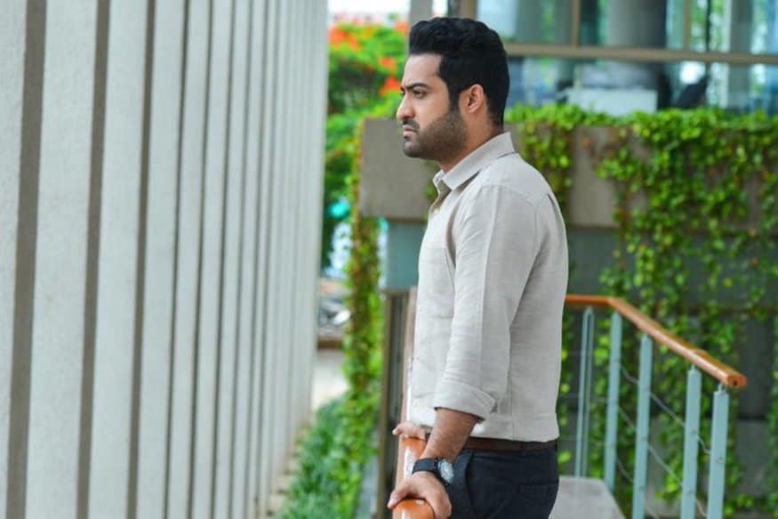 ఇంకా ఒక్క వారం.. మరొక్క వారం.. ఇప్పుడు అరవింద సమేత టీం కోరుకుంటున్నది కూడా ఇదే. అందుకే ఇప్పటికీ ప్రమోషన్స్ ఆపడం లేదు అరవింద సమేత టీం. ఎన్ని కావాలంటే అన్ని వీడియోలు.. డైలాగులు.. పాటలు విడుదల చేస్తూనే ఉన్నారు. Speed up in Aravinda Sametha Promotions.. aravinda sametha,aravinda sametha veera raghava,aravinda sametha promotions,ntr,jr ntr,pooja hegde,trivikram,అరవింద సమేత,అరవింద సమేత వీరరాఘవ,ఎన్టీఆర్,జూనియర్ ఎన్టీఆర్,అరవింద సమేత ప్రమోషన్స్,పూజాహెగ్డే,త్రివిక్రమ్