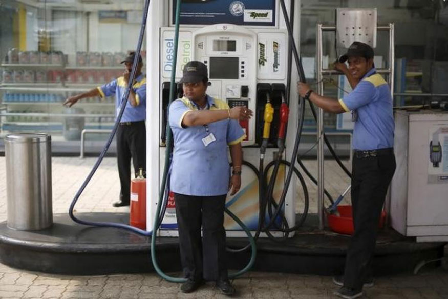 petrol price in india, petrol price hike, OPEC, petrol diesel price, petrol price today, petrol price today india, price rise, diesel price today, diesel prices going up, fuel price hike in india, ఒపెక్ సభ్య దేశాల మధ్య చమురు ఉత్పత్తిని తగ్గించే అంశంపై ఓ డీల్ కుదిరింది. రోజుకు 12 లక్షల బ్యారెళ్ల చమురు ఉత్పత్తిని తగ్గించబోతున్నాయి. ఏ దేశాలు ఎంత కోత విధించుకోవాలనేదానిపై త్వరలోనే నిర్ణయం తీసుకోనున్నారు. తాజా ఒప్పందంతో చమురు ధరలు 5 శాతం పెరిగాయి. OPEC and Fuel Producing countries agree to cut oil production by 1.2 million barrels per day