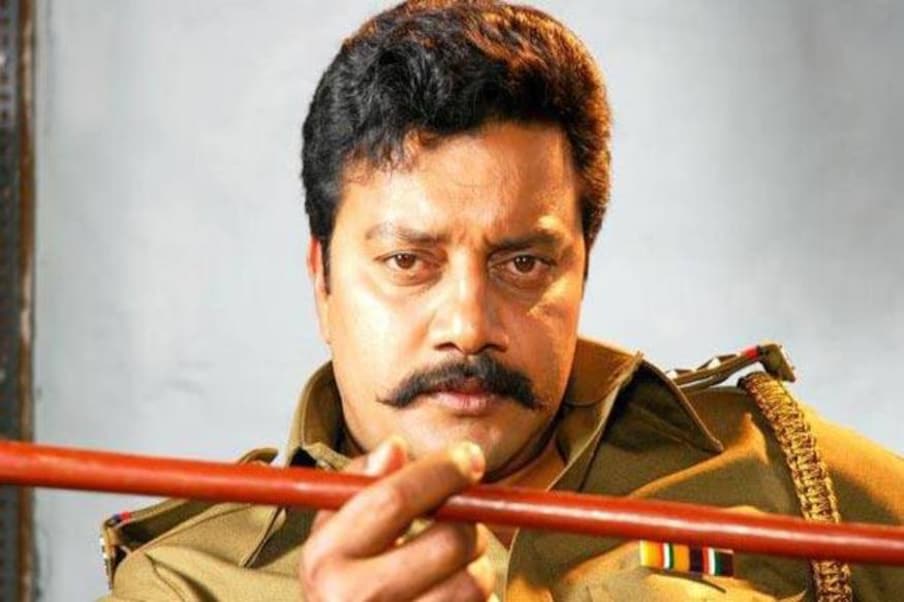  ముఖ్యంగా పోలీస్ స్టోరీ మూవీలో సాయి కుమార్ చెప్పిన డైలాగులు ఎవరు మరిచిపోలేరు. అంతకు ముందు వేరే హీరోలకు డబ్బింగ్ చెబుతూ వచ్చిన సాయి కుమార్..ఈ మూవీతో ఓవర్ నైట్ స్టార్ స్టేటస్ దక్కించుకున్నాడు. ఆ తర్వాత ఎన్నో సినిమాల్లో పోలీస్ ఆఫీసర్‌గా ఇరగదీసారు. (Twitter/Photo)
