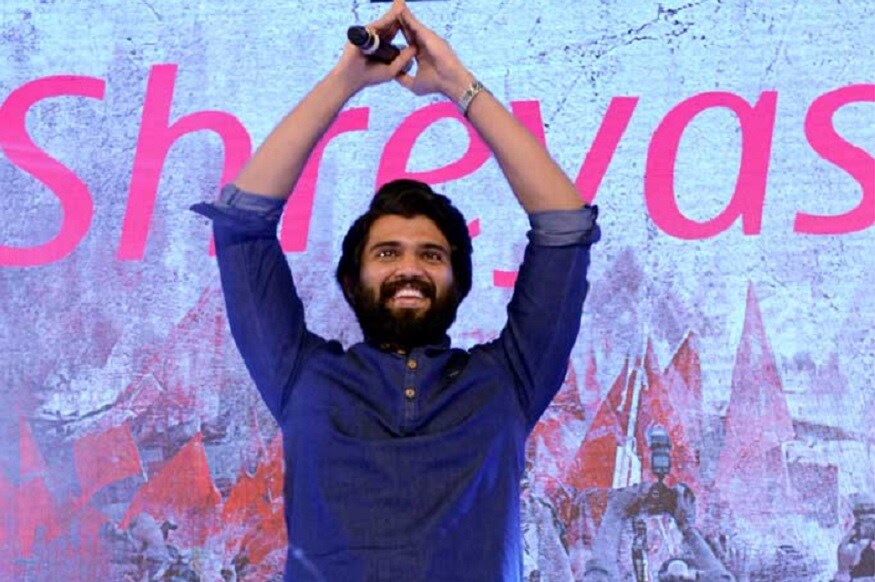 Vijay Devarakonda Taxiwala Opend with positive talk.. నిజమే.. మొన్న "టాక్సీవాలా" ప్రీ రిలీజ్ వేడుకలో నిర్మాత ఎస్కేఎన్ చెప్పింది నిజమే.. ఓ కొత్త హీరో ఒక్కసారి హిట్ కొడితే ఫ్లూక్ అంటారు. రెండు సార్లు కొడితే ఫేక్ అంటారు.. కానీ మూడుసార్లు కొడితే ఇండస్ట్రీ షేక్ అంటారు. ఇప్పుడు విజయ్ దేవరకొండ ఇదే చేస్తున్నాడు. ఇప్పుడు మళ్లీ "టాక్సీవాలా"తో అలరించాడు. ఈ చిత్రానికి కూడా ఇప్పుడు టాక్ బాగానే వచ్చింది. taxiwala positive talk,taxiwala vijay devarakonda,vijay devarakonda is back,విజయ్ దేవరకొండ టాక్సీవాలా,టాక్సీవాలాకు పాజిటివ్ టాక్,టాక్సీవాలా హిట్,విజయ్ దేవరకొండ ఈజ్ బ్యాక్,టాక్సీవాలా విజయ్ దేవరకొండ,టాక్సీవాలా గీతగోవిందం,star of telugu cinema,geetha govindam,100 crores club,vijay devarakonda,telugu cinema,తెలుగు సినిమా,100 కోట్లు,విజయ్ దేవరకొండ,గీతగోవిందం,