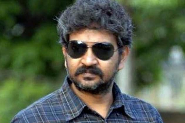SS Rajamouli Sensational Comments on Present Politics says All Politicians are Bad pk.. రాజమౌళి ఏంటి.. రాజకీయాలు చేయడం ఏంటి అనుకుంటున్నారా..? అప్పుడప్పుడూ కొన్ని వినడానికి చాలా విచిత్రంగా అనిపిస్తాయి. ఇప్పుడు కూడా ఇదే జరిగింది. నిజంగానే రాజమౌళి రాజకీయాల గురించి మాట్లాడారు. ఈ మధ్యే ఓ ఇంటర్వ్యూలో మనసులో మాట బయటపెట్టారు దర్శక ధీరుడు. ss rajamouli,ss rajamouli twitter,ss rajamouli rrr movie,ss rajamouli rrr shooting,ss rajamouli politics,ss rajamouli comments on politicians,ss rajamouli comments on politics,ss rajamouli ram charan ntr movie,telugu cinema,రాజమౌళి,రాజమౌళి రాజకీయాలు,రాజకీయ నాయకులపై రాజమౌళి కామెంట్స్,తెలుగు సినిమా