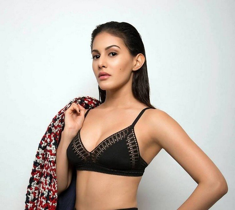 అమైరా దస్తూర్ FHM ఫోటోషూట్