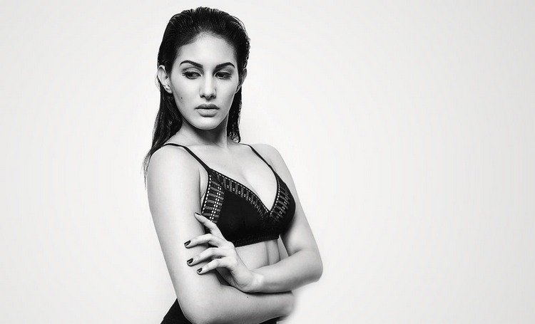 అమైరా దస్తూర్ FHM ఫోటోషూట్