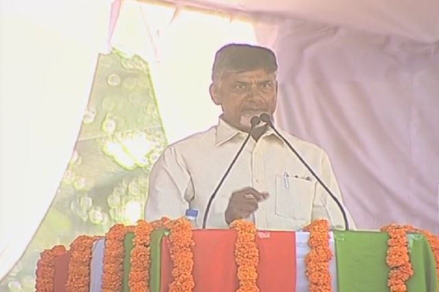 ఖమ్మం బహిరంగసభలో మాట్లాడుతున్న చంద్రబాబునాయుడు