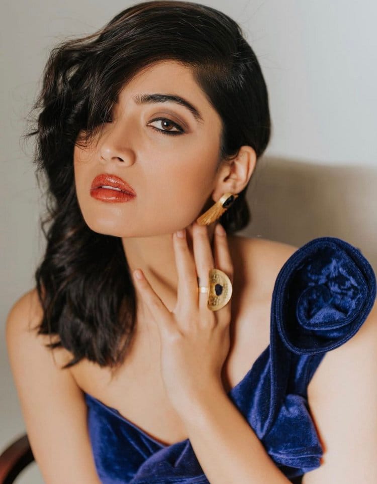#FlashBack2018: Rashmika Mandanna Is Surprising Star of 2018.. కొంద‌రి కెరీర్‌కు కొన్ని సంవ‌త్స‌రాలు బాగా క‌లిసొస్తాయి. నాని, దిల్ రాజు లాంటి వాళ్ల‌కి 2017 క‌లిసొచ్చిన‌ట్లు.. అలాగే తెలుగు ఇండ‌స్ట్రీలో కూడా 2018 కొంద‌రికి బాగా క‌లిసొచ్చింది. ఎలా అంటే అప్ప‌టి వ‌ర‌కు ఏదో అలా అలా ఉన్న వాళ్లు 2018లో స‌ర్ ప్రైజింగ్ స్టార్స్ అయిపోయారు. వాళ్ల గురించే ఈ ఏడాది ఎక్కువ‌గా చ‌ర్చ‌లు కూడా జ‌రిగాయి. అలాంటి వాళ్లు బాగానే ఉన్నారు ఈ సారి. మ‌రి వాళ్లెవ‌రో చూసేద్దాం.. rashmika mandanna geetha govindam,vijay devarakonda geetha govindam,vijay devarakonda taxiwala,vijay devarakonda telugu cinema,2018 surprising stars,surprising stars of 2018,rashmika mandanna,adivi sesh movies,adivi sesh goodachari,venky atluri,kiara advani,telugu cinema,2018 సర్‌ప్రైజింగ్ స్టార్స్,సర్‌ప్రైజింగ్ స్టార్స్ ఆఫ్ 2018,విజయ్ దేవరకొండ,విజయ్ దేవరకొండ గీతగోవిందం,విజయ్ దేవరకొండ టాక్సీవాలా,రష్మిక మందన్న,అడవి శేష్ గూఢచారి,పాయల్ రాజ్‌పుత్ ఆర్ఎక్స్ 100,తెలుగు సినిమా,