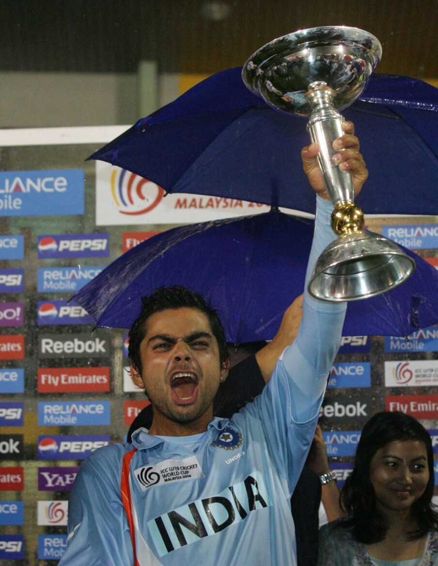  2008 లో UNDER-19, ICC ప్రపంచ కప్పులో భారత జట్టుకు విజయం. కెప్టెన్‌‌గా విరాట్ కోహ్లి (Image: Getty Images)