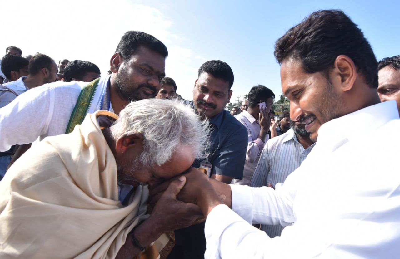 #YourLeader: సీఎం సీటు ఇంకెంత దూరం...వైసీపీ అధినేత జగన్ మోహన్ రెడ్డి రాజకీయ ప్రస్థానం...
