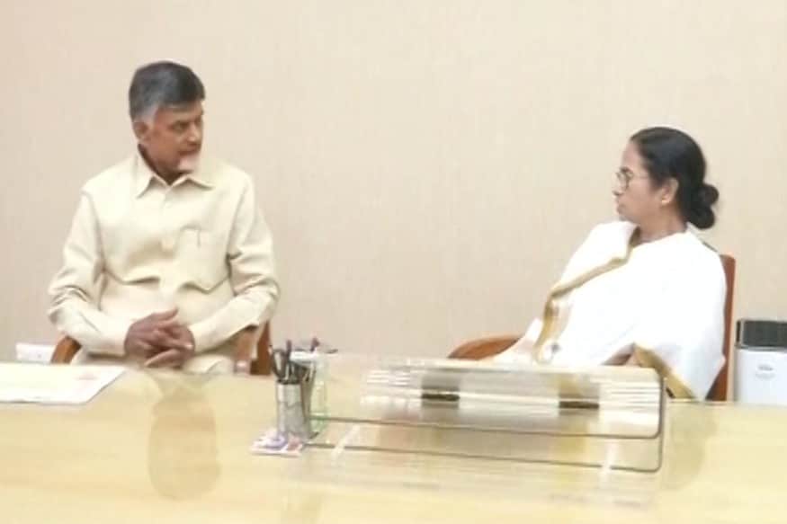 AP CM chandrababu meets west bengal cm mamata banerjee in kolkata and discusses on anti bjp front బీజేపీ వ్యతిరేక కూటమి ఏర్పాటే లక్ష్యంగా ఏపీ సీఎం చంద్రబాబు ప్రయత్నాలు కొనసాగుతున్నాయి. కోల్కతాలో పశ్చిమబెంగాల్ సీఎం మమతా బెనర్జీని కలిసిన చంద్రబాబు కూటమి ఏర్పాటు ఆవశ్యకతను వివరించారు. వచ్చే లోక్సభ ఎన్నికల్లో మోదీని గద్దె దింపాలంటే విపక్షాలన్నీ చేతులు కలపాల్సిన అవసరం ఉందని ఆమెతో చెప్పారు. సమావేశంతో చంద్రబాబుతో పాటు ఏపీ ఆర్థికమంత్రి యనమల రామకృష్ణుడు, రాజ్యసభ సభ్యులు సీఎం రమేశ్, సుజనా చౌదరి పాల్గొన్నారు.