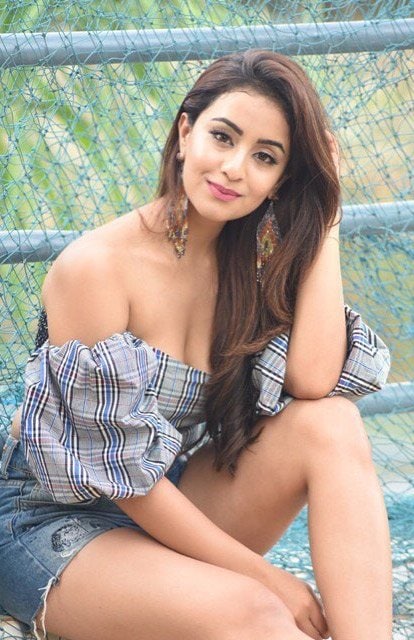 ముస్కాన్ సేథి ట్విట్టర్ ఫోటోస్