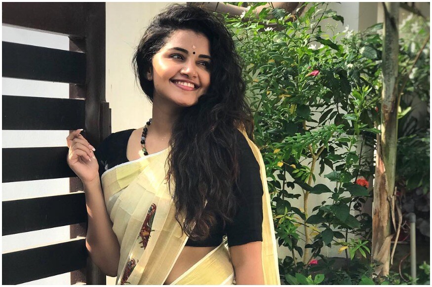 Anupama Parameswaran is waiting for offers.. No Chances from Hello Guru Prema Kosame movie pk.. ఒకటి రెండు కాదు ఏకంగా హ్యాట్రిక్ విజయాలతో తెలుగు ఇండస్ట్రీకి వచ్చింది అనుపర పరమేశ్వరన్. అ..ఆ సినిమాతో తెలుగు వాళ్లకు పరిచయమైన ఈ బ్యూటీ.. ఆ తర్వాత ప్రేమమ్, శతమానం భవతి సినిమాలతో వరస విజయాలు అందుకుని గోల్డెన్ లెగ్ అనిపించుకుంది. Anupama Parameswaran,Anupama Parameswaran twitter,Anupama Parameswaran instagram,Anupama Parameswaran photos,Anupama Parameswaran hot photos,Anupama Parameswaran navel,Anupama Parameswaran love t shirt,Anupama Parameswaran love,Anupama Parameswaran movies,telugu cinema,అనుపమ పరమేశ్వరన్,అనుపమ పరమేశ్వరన్ హాట్ ఫోటోస్,అనుపమ పరమేశ్వరన్ ట్విట్టర్,అనుపమ పరమేశ్వరన్ తెలుగు సినిమా