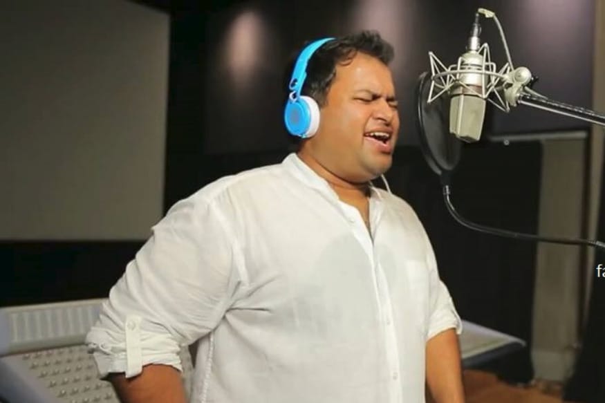 SS Thaman Completed 100 movies with Aravinda Sametha Veera Raghava.. ఎప్పుడు వచ్చామన్నది కాదన్నయ్యా.. 100 సినిమాలు పూర్తయ్యాయా లేదా అనేది కావాలి. ఇప్పుడు థమన్ను చూస్తుంటే పోకిరి సినిమాలోని ఈ డైలాగ్ కాస్త మార్చి చెప్పాలనిపిస్తుంది. పదేళ్లు కూడా కాలేదు అప్పుడే 100 సినిమాల మైలురాయి అందుకున్నాడు థమన్. ఆయన కంటే ముందు వచ్చిన దేవీ శ్రీ ప్రసాద్ ఇంకా 80 ల్లోనే ఉంటే ఈయన మాత్రం అప్పుడే సెంచరీ కొట్టేసాడు. అసలు పడినా లేచినా థమన్ 100 సినిమాల ప్రయాణం మాత్రం అద్భుతమే. థమన్,థమన్ 100 సినిమాలు,పదేళ్లలో 100 సినిమాలు చేసిన థమన్, 100 సినిమాలు పూర్తి చేసిన థమన్,అరవింద సమేతతో థమన్ 100 సినిమాలు,థమన్ 100వ సినిమా అరవింద సమేత,కిక్,ఎస్ఎస్ థమన్,ss thaman,thaman 100 movies completed,thaman 100th movie aravinda sametha,ntr,trivikram,thaman 100 movies in 10 years,kick