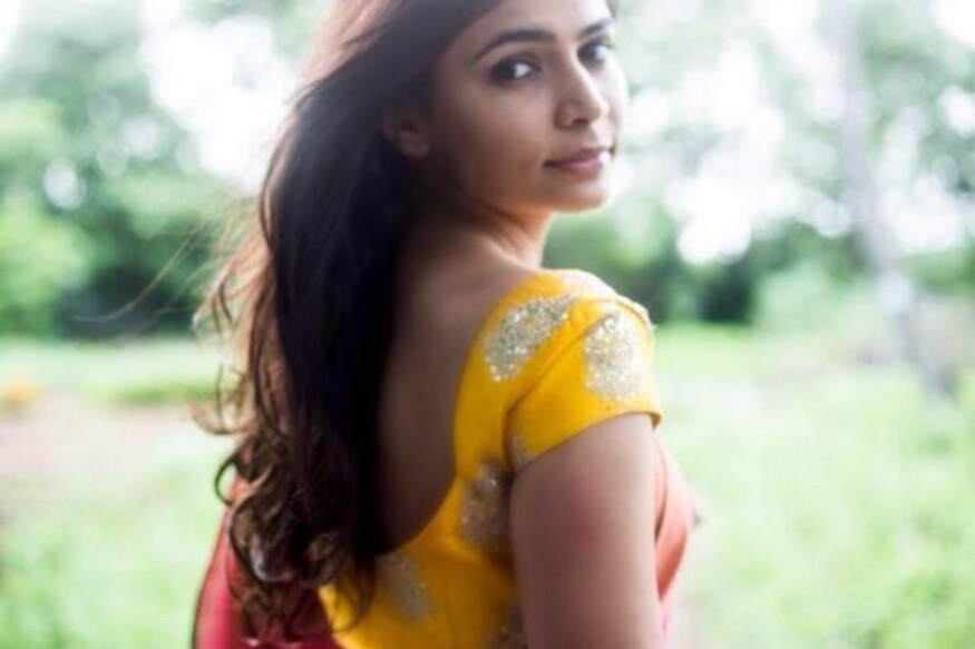 Netizens fires on Singer Chinmayi Sripada over the controversial teaser of her husband Rahul Ravindran directional Manmadhudu 2 pk.. ఈ మధ్య కాలంలో చిన్మయి పేరుకు బాగా డిమాండ్ పెరిగిపోయింది. సినిమాలు చేసినా చేయకపోయినా కూడా క్రేజ్ మాత్రం తగ్గకుండా చూసుకుంటుంది. అమ్మాయిలకు అన్యాయం జరుగుతుందని ఎప్పుడూ సోషల్ మీడియాలో రచ్చ చేస్తూనే ఉంటుంది చిన్మయి. chinmayi,chinmayi twitter,chinmayi instagram,chinmayi metoo,chinmayi hot,chinmayi manmadhudu 2,chinmayi rakul preet singh,chinmayi samantha akkineni,kabir singh,kabir singh movie,singer chinmayi,singer chinmayi songs,kabir singh controversy,kabir singh song,kabir singh review,kabir singh trailer,kabir singh director,kabir singh shahid kapoor,kabir singh songs,bekhayali kabir singh,chinmayi,samantha about kabir singh,arjun reddy vs kabir singh,chinmayi comments on sandeep reddy vanga,chinmayi singer,chinmayi lashed out at kabir singh,chinmayi sandeep reddy vanga,కబీర్ సింగ్,సమంత మన్మథుడు 2,చిన్మయి కబీర్ సింగ్,చిన్మయి సందీప్ రెడ్డి వంగా,తెలుగు సినిమా